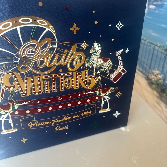 Louis Vuitton large gift bagππππππππππ
Great for storage and decoration - Picture 8 of 12